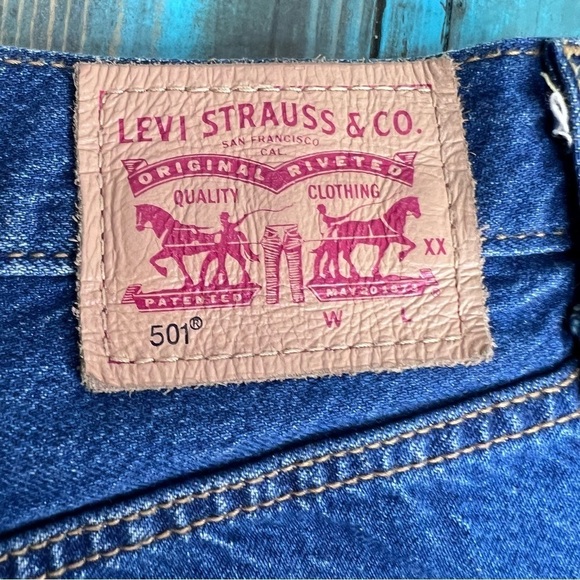 Levi's 501 Jean Shorts Side Slit Raw Hem Size 30 - Picture 12 of 14